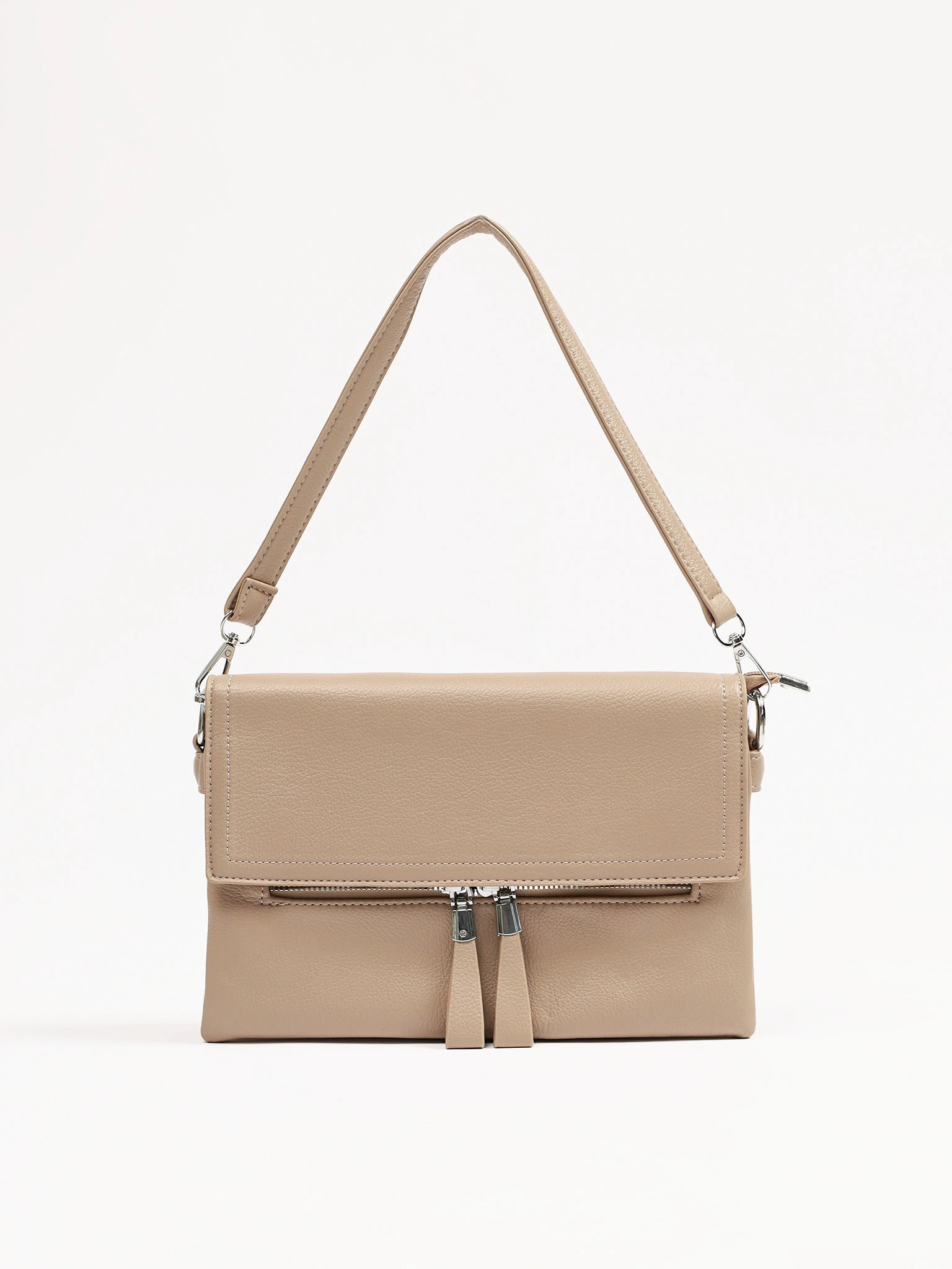 Сумка-кроссбоди со съемной ручкой и декоративными пуллерами в ассортименте